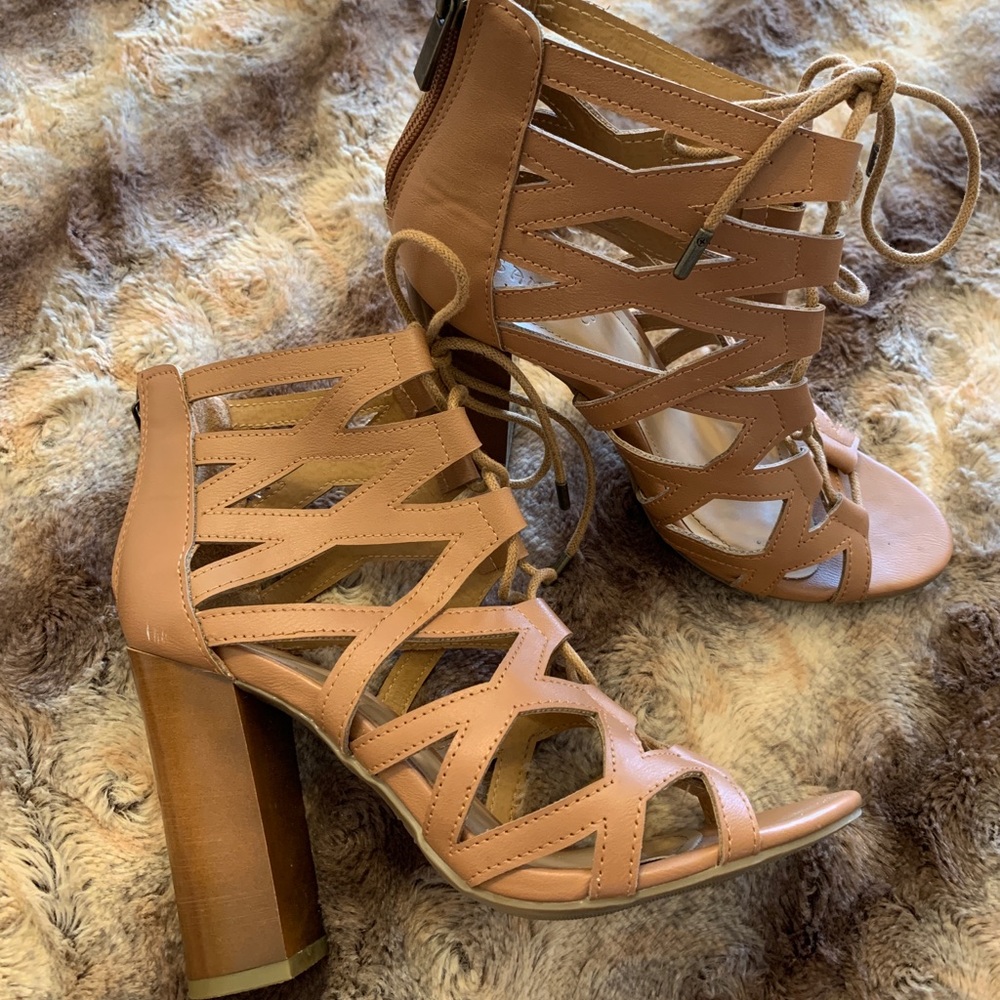 Lace up block sandal in tan, size 6